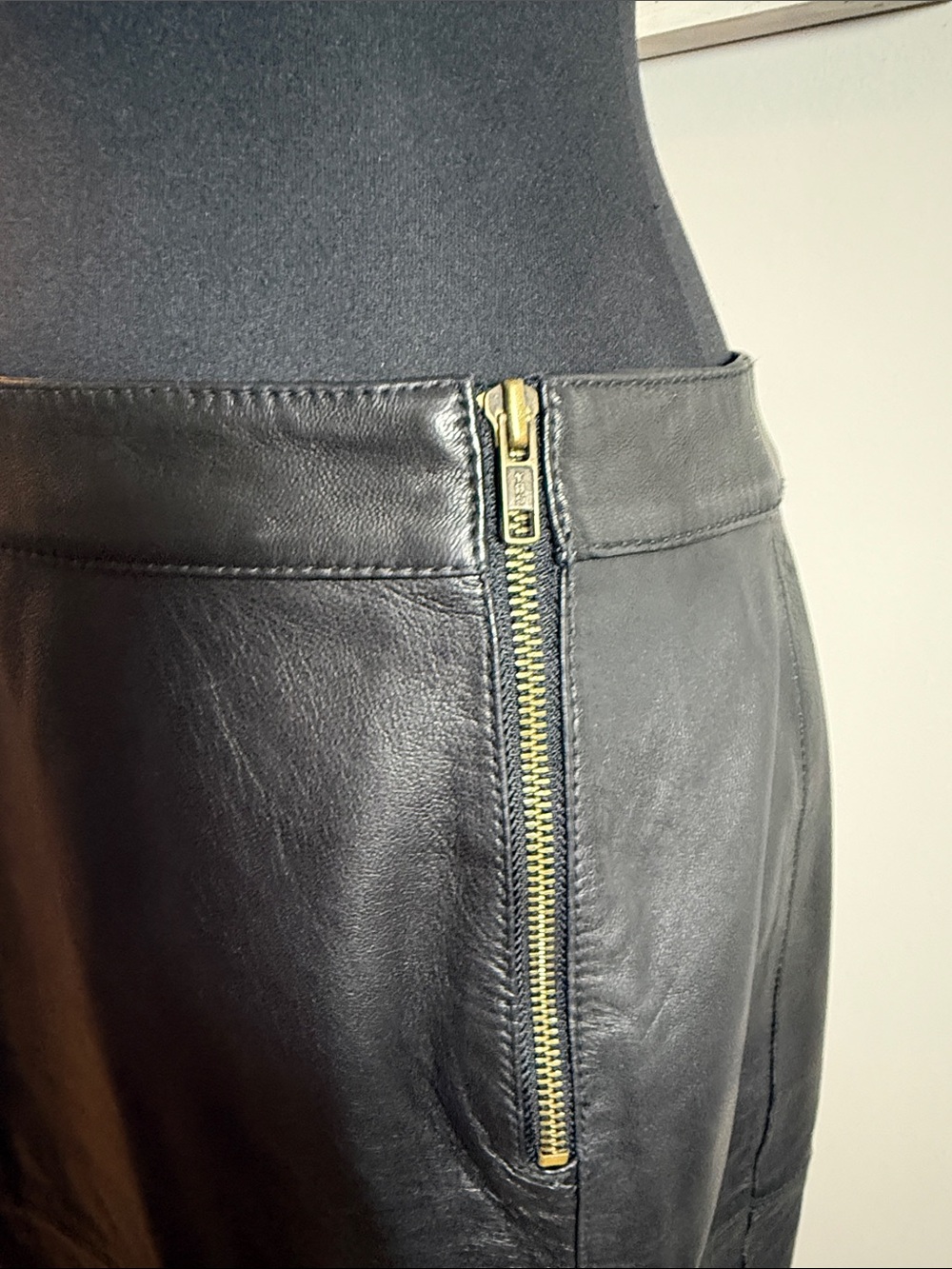 Worthington Black Lambskin Real Leather Pencil Midi Skirt Size 8 Zip Accent⁠ - Picture 5 of 10